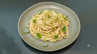 Spaghetti cacio, pepe, menta e scorza di lime