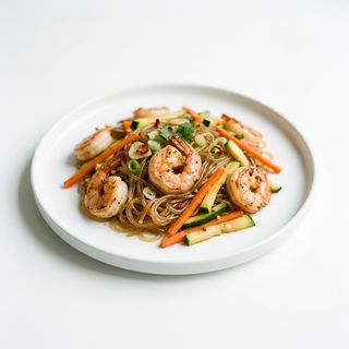 Spaghetti di soia con gamberi e verdure