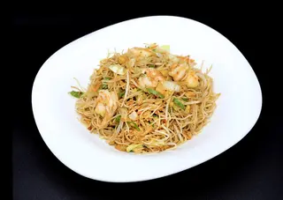 Spaghetti di riso con gamberi e verdure uova