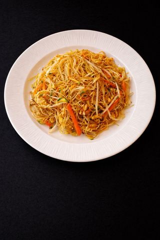Spaghetti di riso saltati con verdura