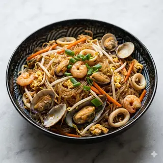 113 Spaghetti di soia saltati con frutti di mare