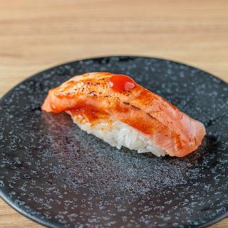 Nigiri spicy losos