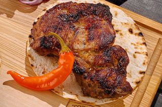 Steak din carne de porc în marinat picant