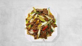 Stir-fried beef with green onions