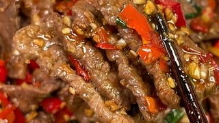 Stir-fried beef with peppers