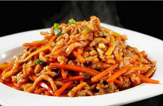 62 鱼香肉丝Strisce di maiale in salsa agro-piccante (Yuxiang)