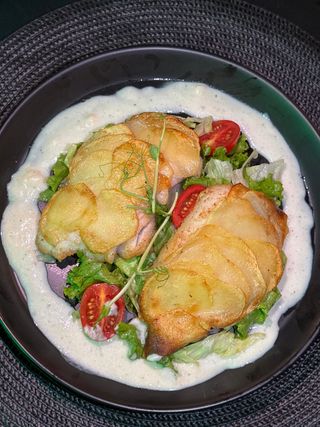 Судак в картофельной корочке с салатом микс (300г)