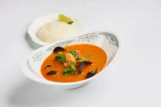 Суп том ям с креветками и лососем (740г)