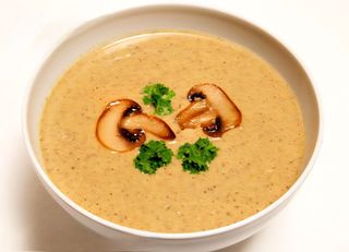 Supă-cremă de ciuperci cu pateuri