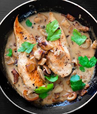 Suprême De Poulet Sauce Champignon