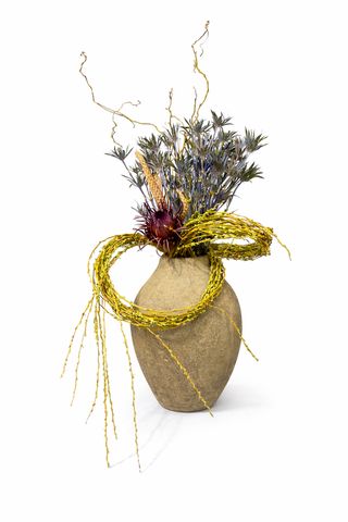 Sušeni aranžman sa čičkom u keramičkoj vazi 