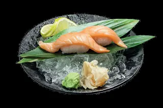 Суши с копчёным лососем (100г)