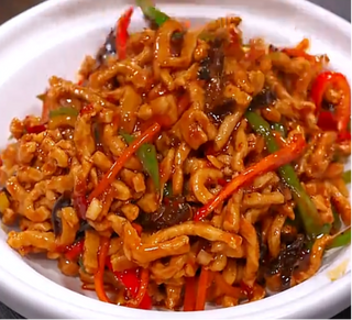 810Svinjetina sa povrćem u Yu Xiang sosu 鱼香肉丝