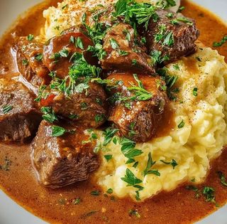 Svinjski gulaš, makarone/pire, salata i hleb