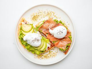 Сытный завтрак с яйцом пашот и лососем (500г)