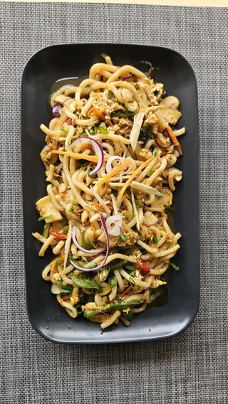 T402 - Udon com Frango e Legumes