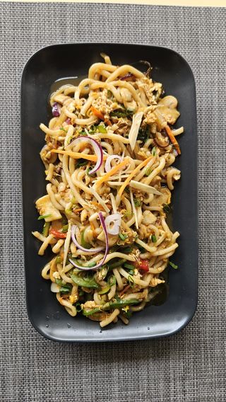 T402 - Udon com Frango e Legumes