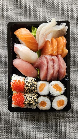 T518 - Sushi Misto com Sashimi Nigiri e Hosomaki