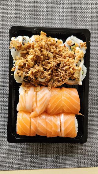 T526 - Uramaki de Salmão e Delícias do Mar