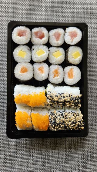T528 - Uramaki de Salmão e Hossomaki Misto