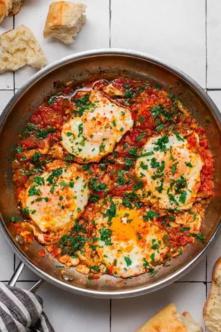 Tajine de Carne Picada com Ovos e Molho de Tomate