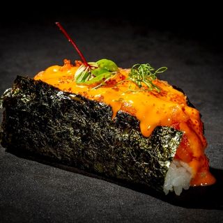 TE1. Temakizushi spicy salmon