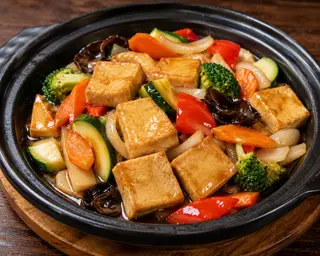 86. Tofu con verdure al tegamino