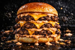 Triple Dirty - Triplo smash, triplo cheddar e salsa burger