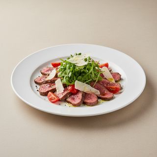 Tagliata con pomodorini, rucola e scaglie di parmigiano