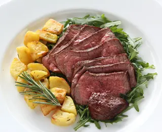 Tagliata al rosmarino, con contorno di verdure 400 g