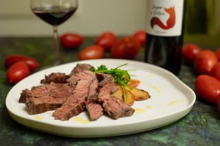 Tagliata di manzo con patate al forno, rucola e pomodorini