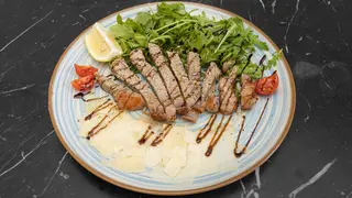 Tagliata di manzo con rucola e parmigiano