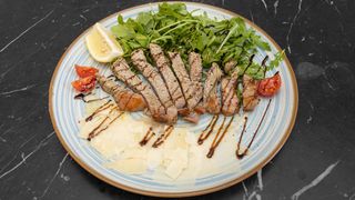 Tagliata di manzo con rucola e parmigiano