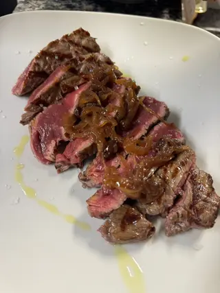 Tagliata di manzo con cipolle caramellate