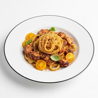 Tagliatelle con ragù di polpo pomodori gialli e mollica - mezza porzione