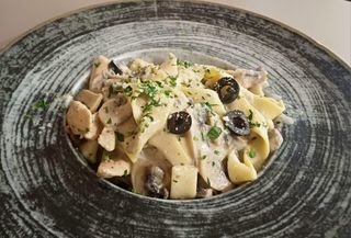 Tagliatelle mushroom with black olives