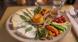 Tagliere vegetariano con verdure, formaggi e flan di carote