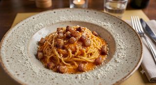 Tagliolino artigianale con crema di peperoni dolci, guanciale, pecorino e pinoli