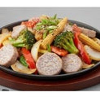 Taro saltato con le verdure sulla piastra