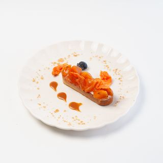 Тарталетка с сезонными ягодами и фруктами (140г)