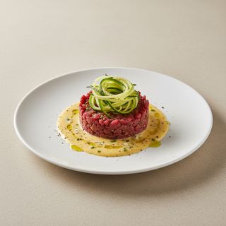 Tartare di manzo battuta al coltello con julienne di zucchine