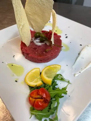 Tartare di manzo con capperi e cipolla di tropea