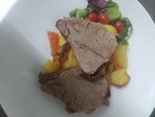 Teletina s krumpirom i povrćem iz peke