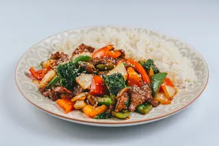 Телятина жареная с овощами (420г)