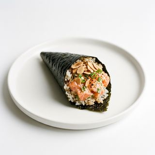 Temaki spicy salmon
