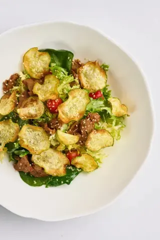 Тёплый салат с говядиной кабачками и томатами (250г)