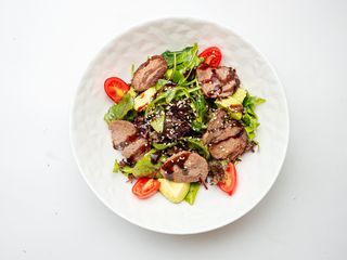 Тёплый салат с говяжьей вырезкой (500г)