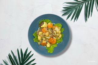 Тёплый салат с цветной капустой и говядиной (300г)