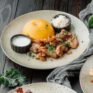 Tocană moldovenească la alegere: din carne de porc sau pui