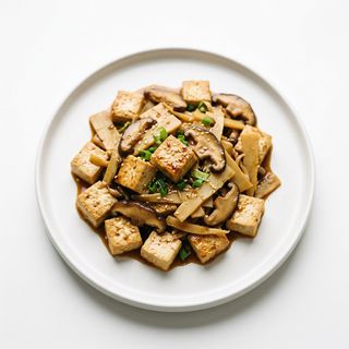 Tofu con bambù e funghi